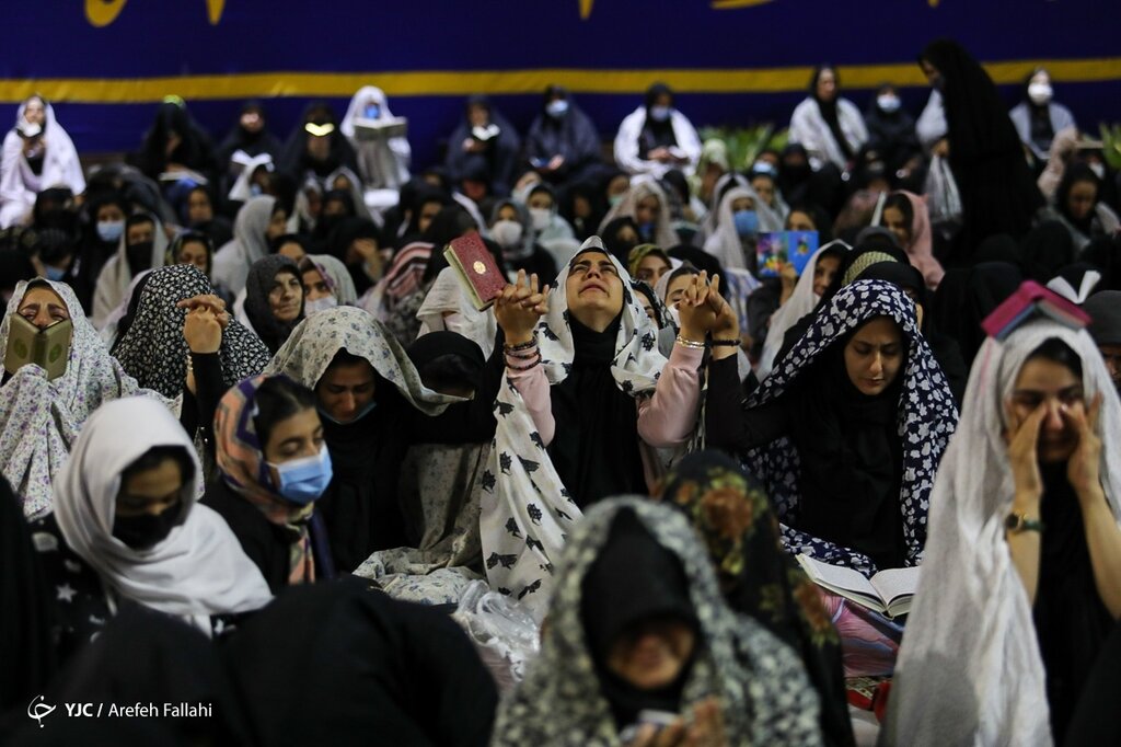 تصاویر متفاوت شب قدر زنانه در امامزاده صالح (ع) تجریش