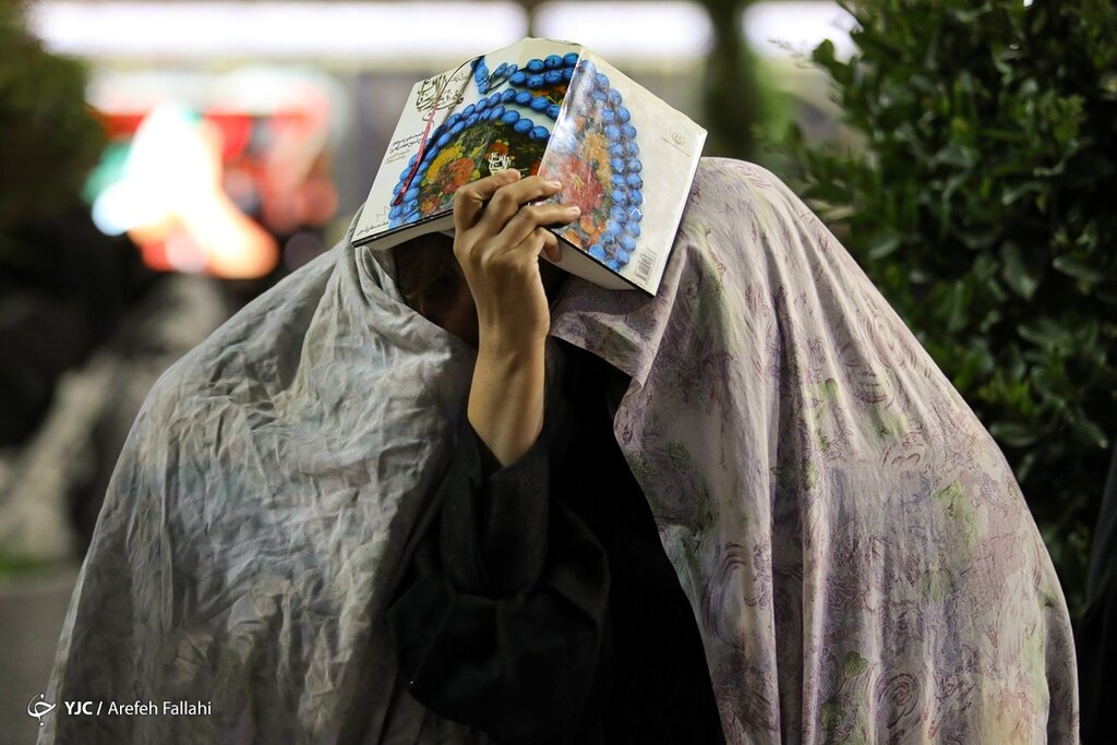 تصاویر متفاوت شب قدر زنانه در امامزاده صالح (ع) تجریش