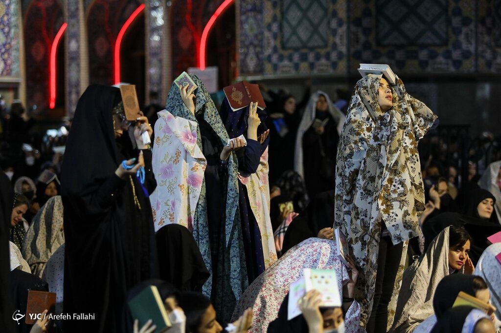 تصاویر متفاوت شب قدر زنانه در امامزاده صالح (ع) تجریش