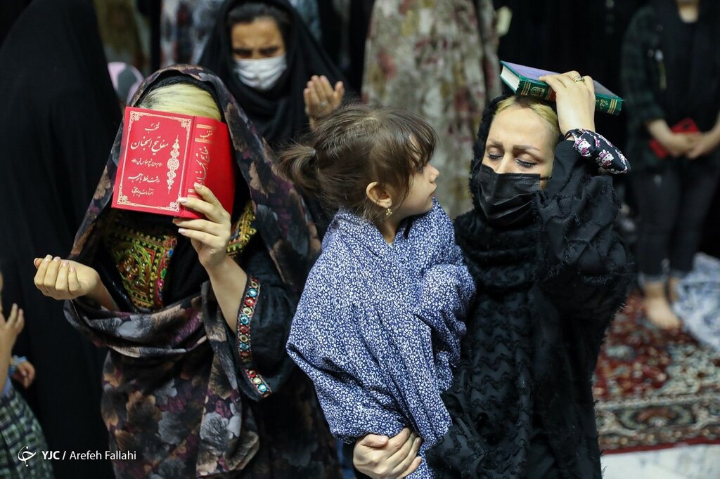 تصاویر متفاوت شب قدر زنانه در امامزاده صالح (ع) تجریش