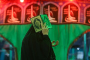 عکس | واکنش بانمک کودک به قرآن بر سر گذاشتن مادر در شب قدر
