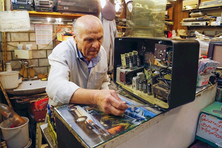 خاطرهبازی با فروشنده رادیوهای قدیمی در روز رادیو | وقتی آدم کوچولوها برنامه رادیویی اجرا میکردند