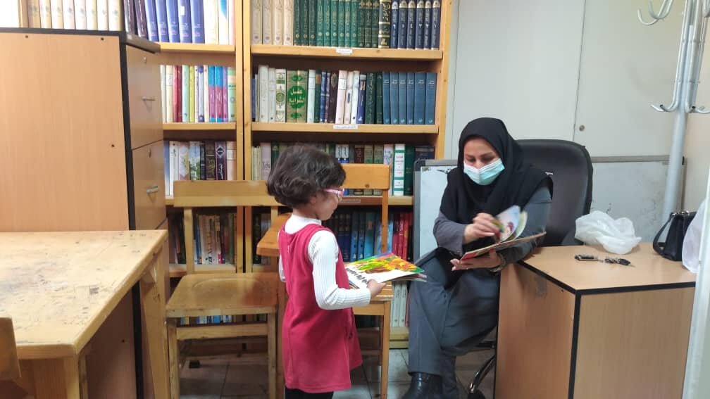 اهدای یارمهربان به هم محلهایها | با کتاب نامهربان نباشیم | اجرای طرح «کتاب هدیه» در سراهای محله