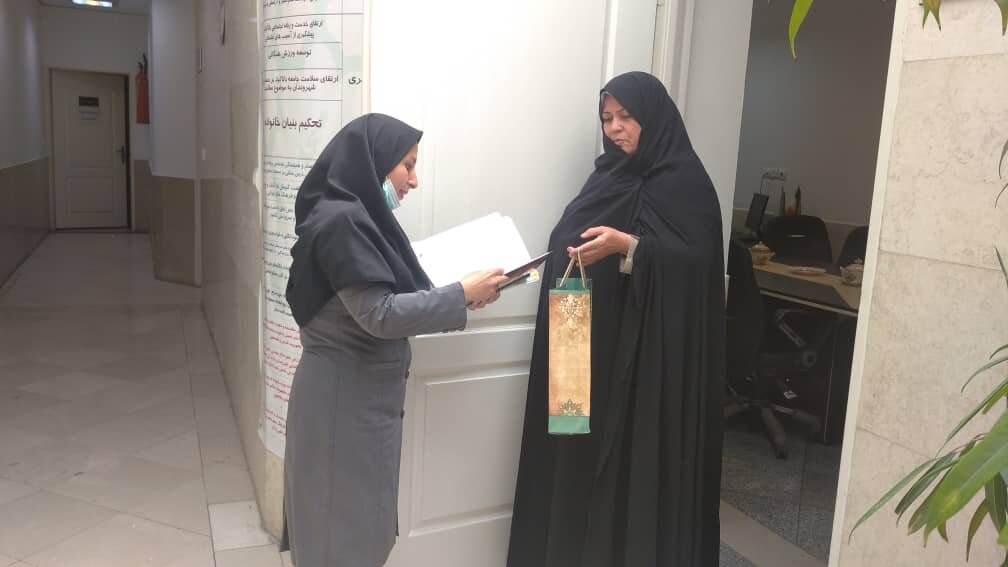 اهدای یارمهربان به هم محلهایها | با کتاب نامهربان نباشیم | اجرای طرح «کتاب هدیه» در سراهای محله