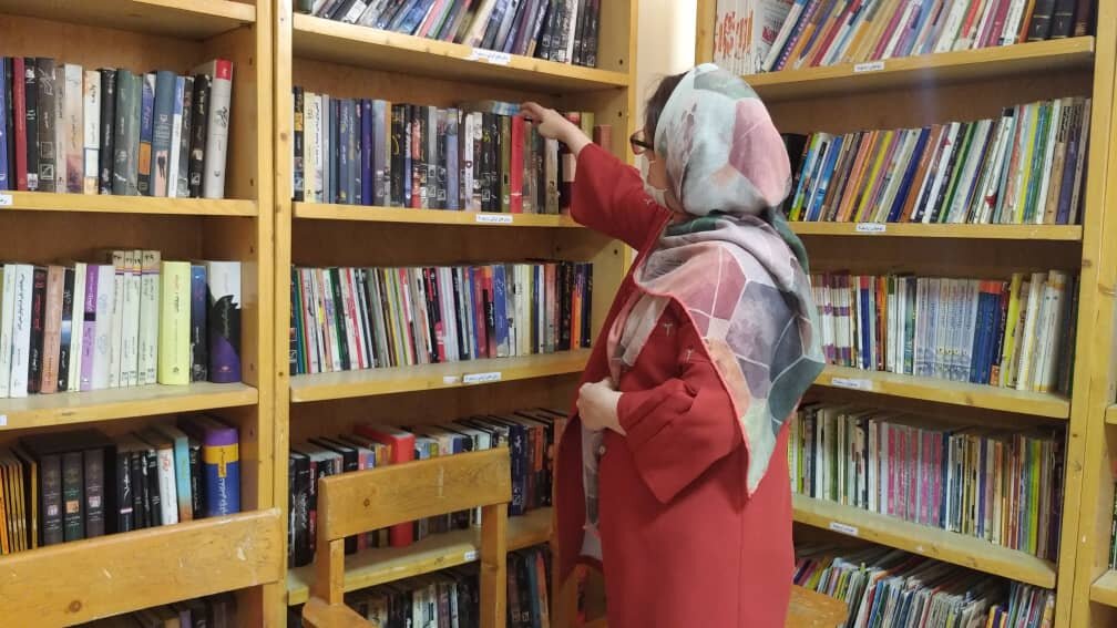 اهدای یارمهربان به هم محلهایها | با کتاب نامهربان نباشیم | اجرای طرح «کتاب هدیه» در سراهای محله