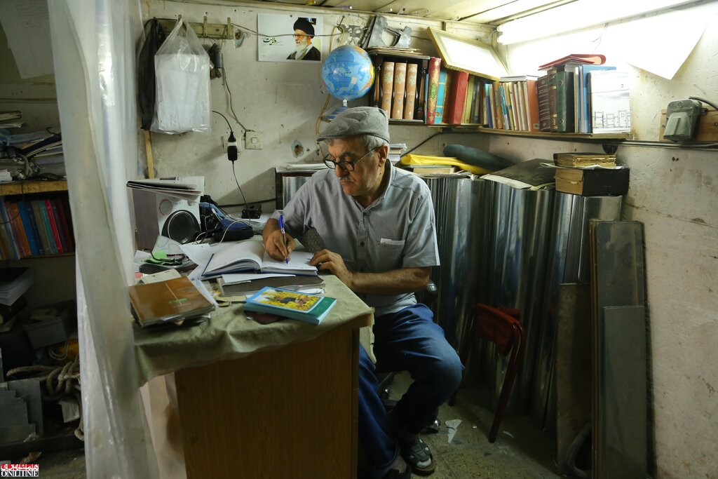 شاعری که زمستانها لولهبخاری میسازد | بابا حیدر غزلهایش را در کانالسازی سرود