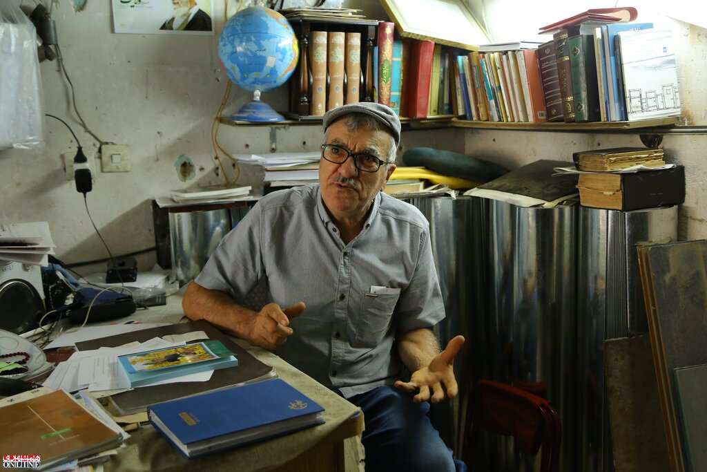 شاعری که زمستانها لولهبخاری میسازد | بابا حیدر غزلهایش را در کانالسازی سرود