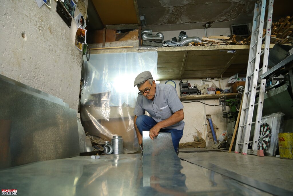 شاعری که زمستانها لولهبخاری میسازد | بابا حیدر غزلهایش را در کانالسازی سرود