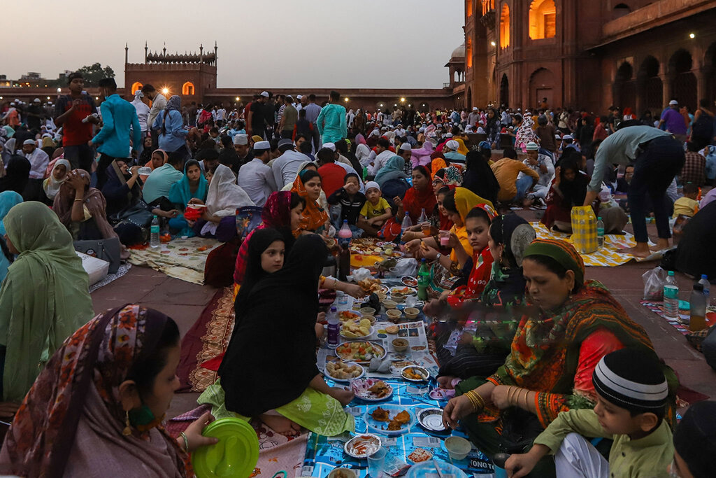سفره افطار هندي‌ها بسيار رنگي است. هم به واسطه پوشش‌ها و هم خوراك‌هاي متنوع اين مردم.