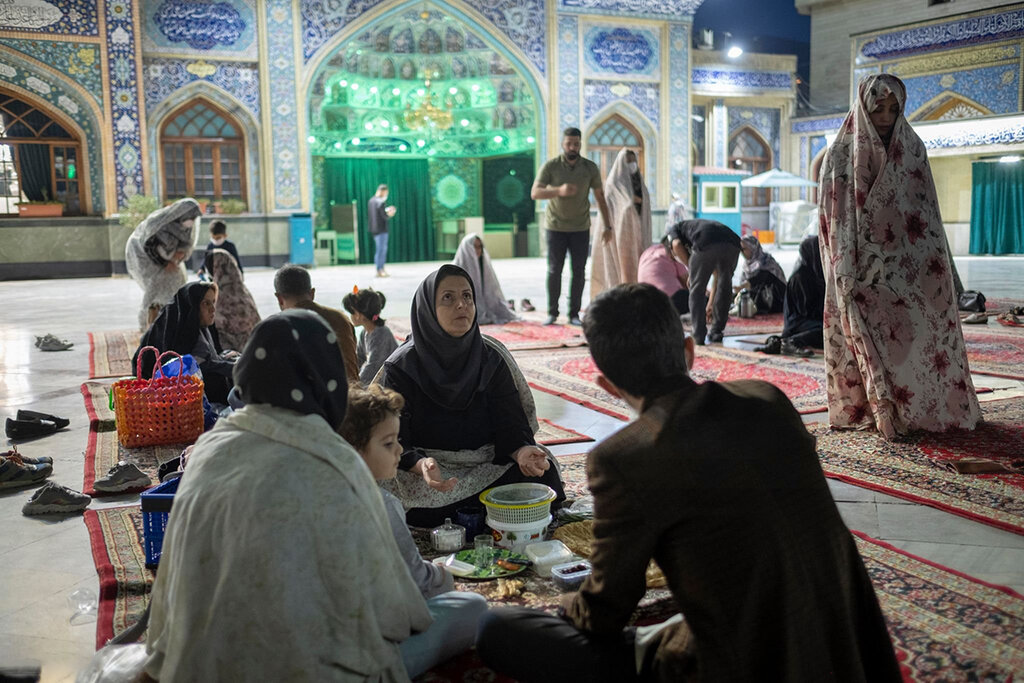 خانواده‌هاي ايراني هم مراسم افطار خود را در صحن حرم‌ها برگزار مي‌كنند.