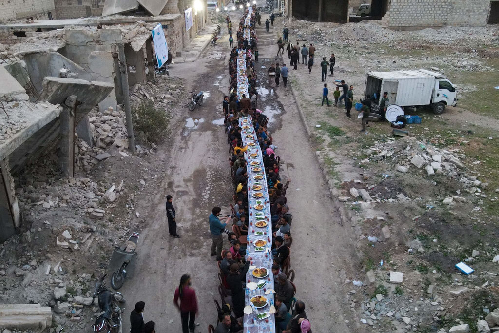سفره افطار يك گروه بشر دوست در سوريه به آوارگان اختصاص پيدا مي‌كند.