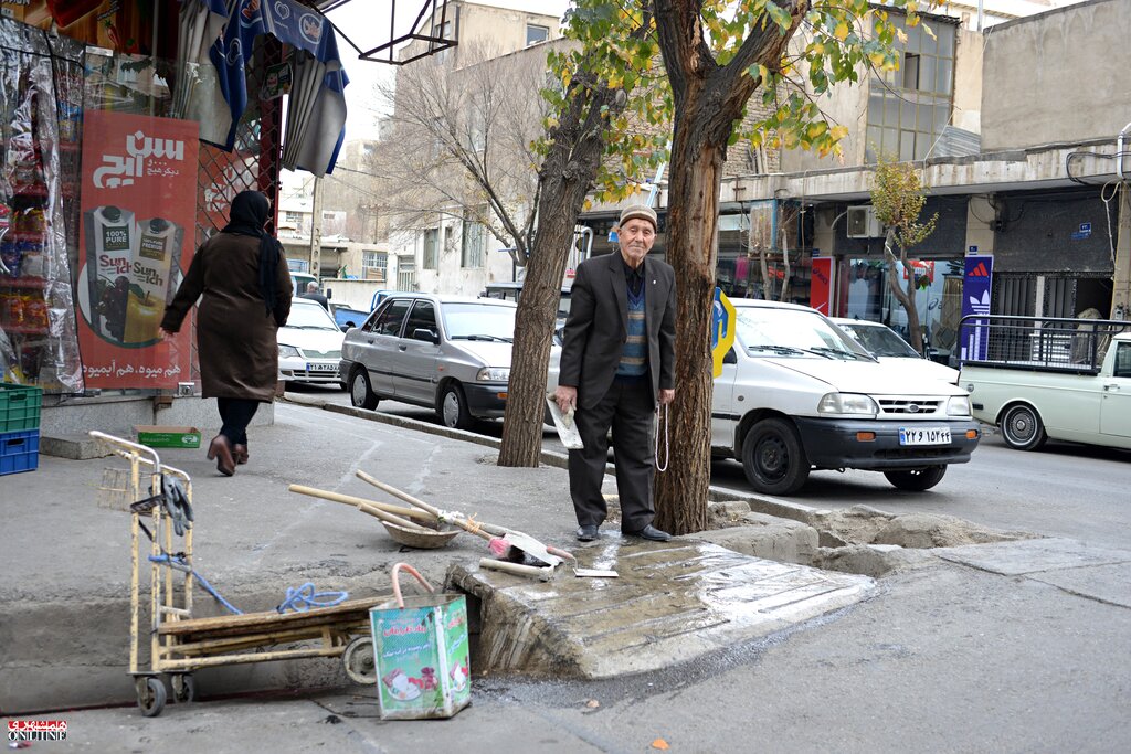 حاج «قنبرعلی» ٩۵ساله؛ مشهور به پلساز بیادعای منطقه ١٨ | دستان پینهبسته پیرمرد بوی بهشت میدهد!