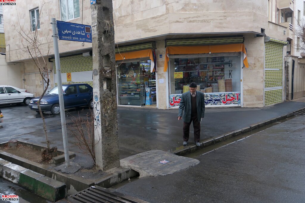 حاج «قنبرعلی» ٩۵ساله؛ مشهور به پلساز بیادعای منطقه ١٨ | دستان پینهبسته پیرمرد بوی بهشت میدهد!