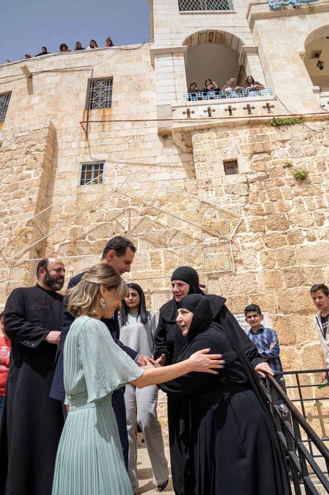 تصاویر متفاوت بشار اسد و همسرش در صومعه «سیده صیدنایا» | سلفی با دختران جوان و دیدار با راهبهها