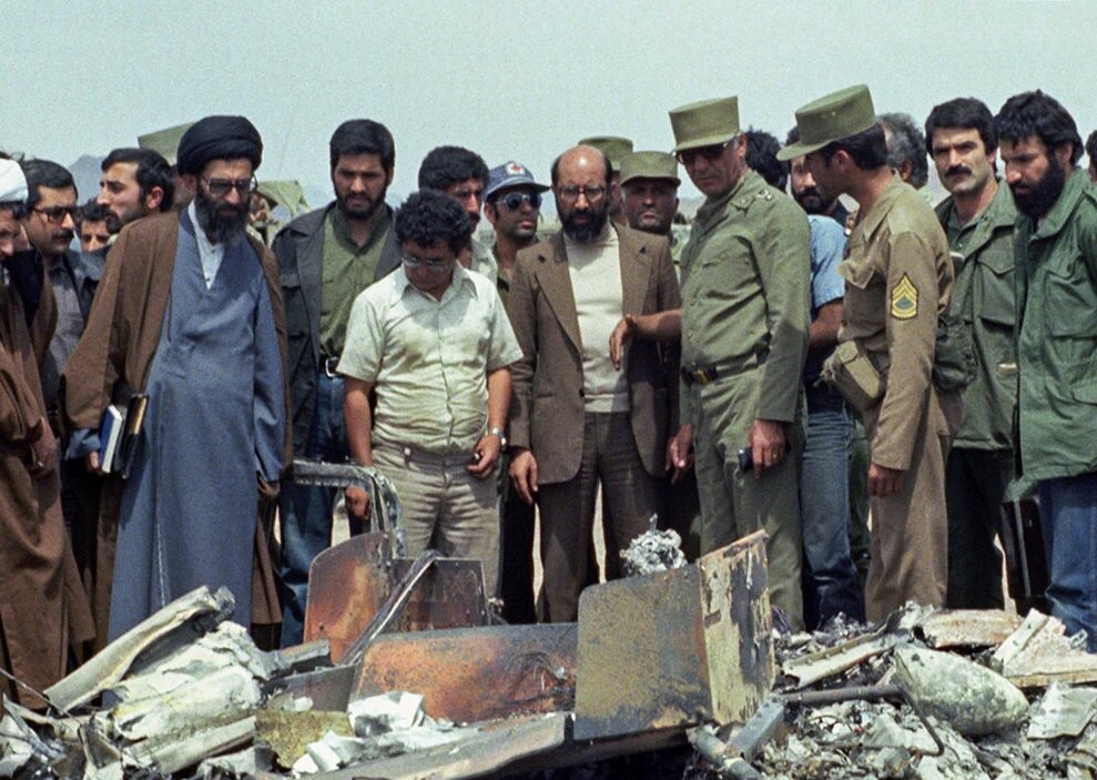 تصاویر منتشر نشده بازدید آیتالله خامنهای از بقایای سوخته سربازان آمریکا در طبس | همراهی چمران، هاشمی و ... بازدید آیتالله خامنهای از بقایای سربازان آمریکا در طبس