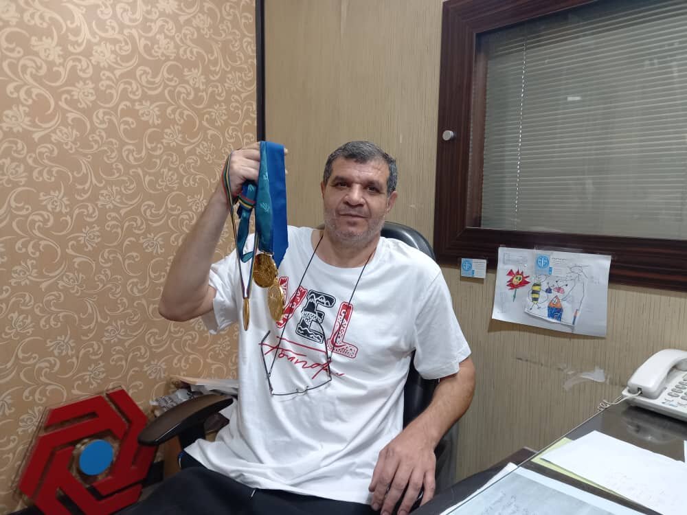 خداحافظی پیشکسوت والیبال نشسته از ورزش به خاطر فرزندانش | بهترین خاطره ورزشیام را اهالی مجیدیه ساختند | قهرمان جهان در شیشهبری کار میکند