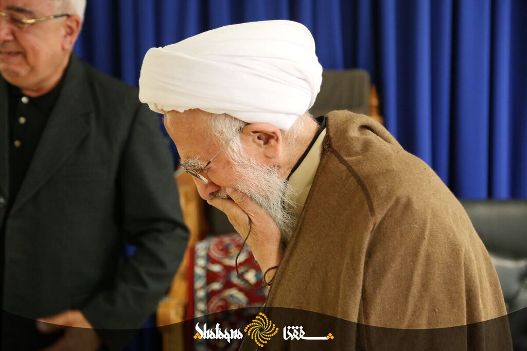 تصاویر عاشقانهترین وداع با همسر | بیتابی و اشکهای ناتمام آیت الله جوادی آملی