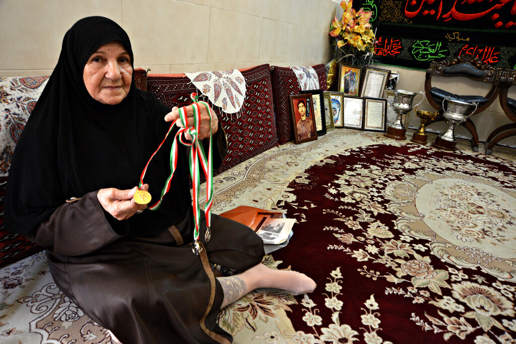 شهیدی که مدالهای قهرمانیاش را گردن مادرش میانداخت