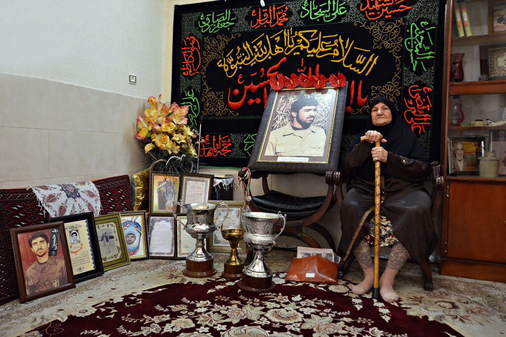 شهیدی که مدالهای قهرمانیاش را گردن مادرش میانداخت