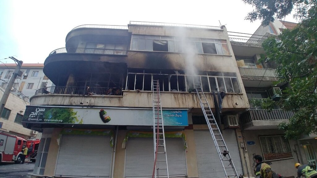 تصاویر | آتش‌سوزی شدید ساختمان مسکونی در تهران 