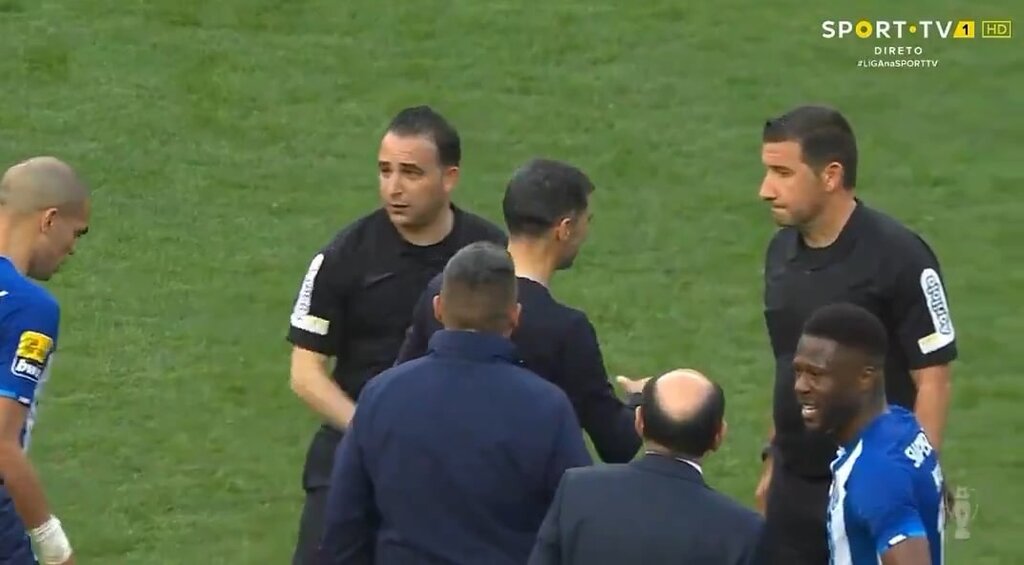 تصاویر | اقدام دور از شان سرمربی پورتو بعد از بازی جنجالی | سر کار گذاشتن داور مسابقه از روی عصبانیت!