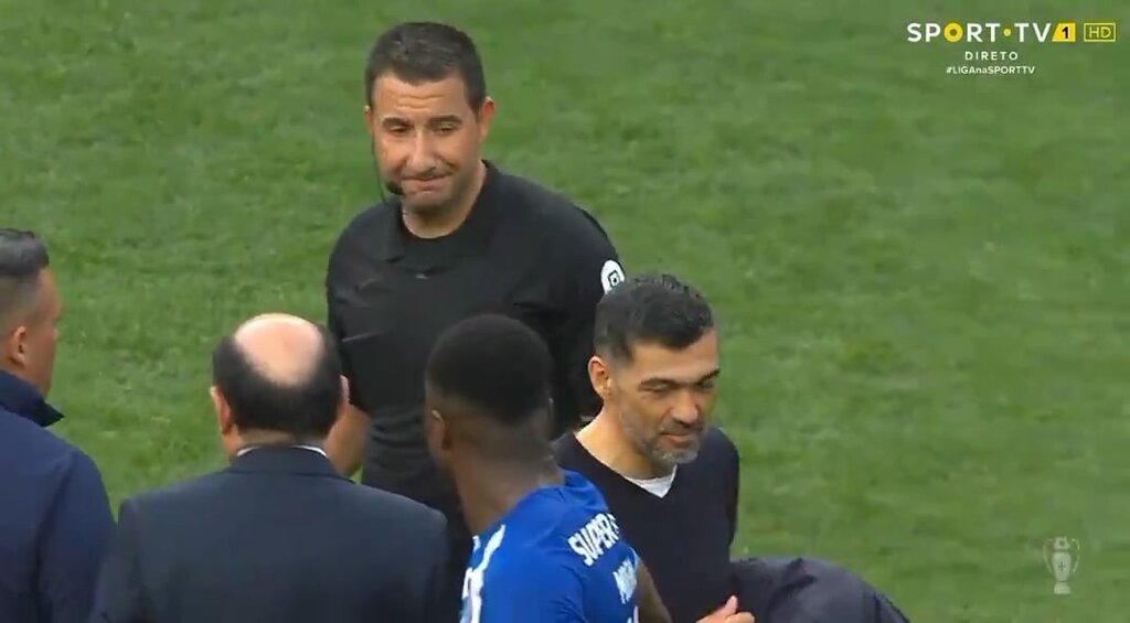 تصاویر | اقدام دور از شان سرمربی پورتو بعد از بازی جنجالی | سر کار گذاشتن داور مسابقه از روی عصبانیت!