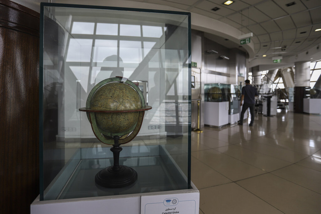 ابرسازه محبوب تهرانیها کجاست؟ | لذت خوردن غذا در یکی از بزرگترین رستورانهای گردون دنیا در ارتفاع ٢٧٦ متری!