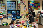 اینجا کودکان نقاشی‌هایشان را می‌فروشند