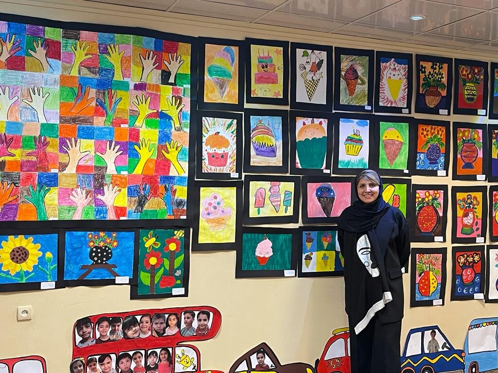 اینجا کودکان نقاشیهایشان را میفروشند