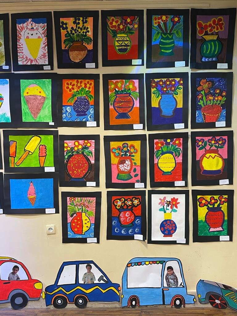 اینجا کودکان نقاشیهایشان را میفروشند