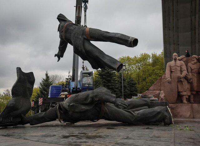 تصاویر پایین کشیدن مجسمه یادبود دوستی با روسیه در کی‌یف 