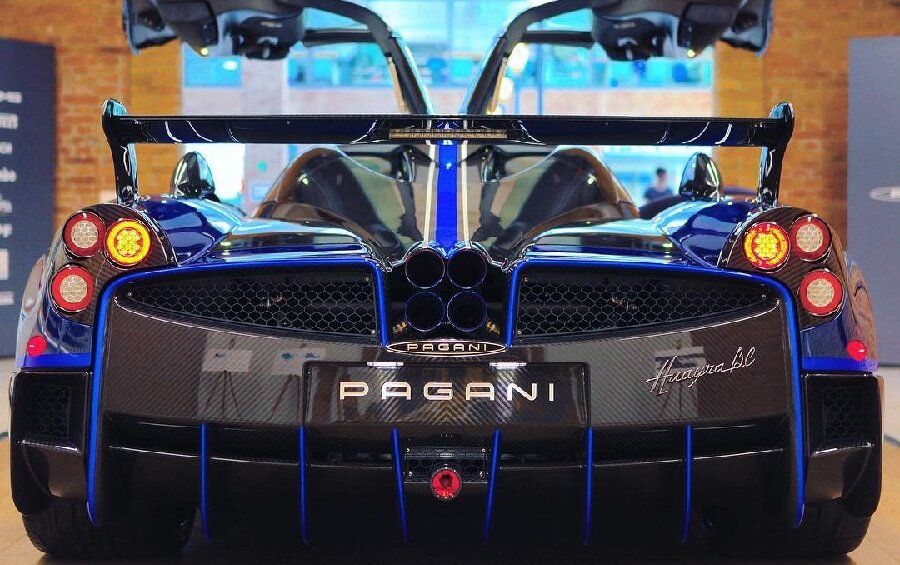 هیولای ایتالیایی برقیسازی را رها کرد | تمرکز پاگانی بر روی ۱۲ سیلندرها