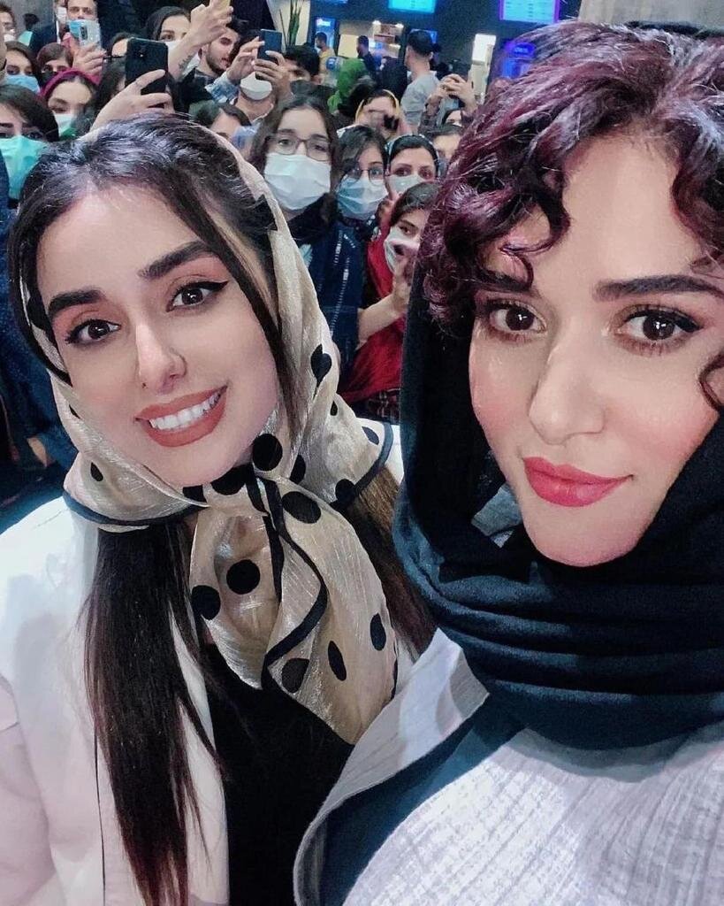 تصاویر | واکنشهای جالب پریناز ایزدیار به طرفدارانش