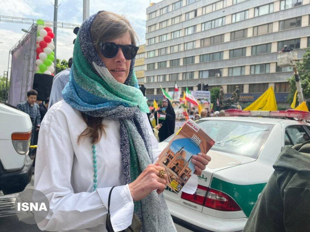 راهپیمایی روز جهانی قدس در تهران چند میهمان غریبه هم دارد؛ یک توریست فرانسوی، چند جوان یمنی و نیجریه‌ای.
