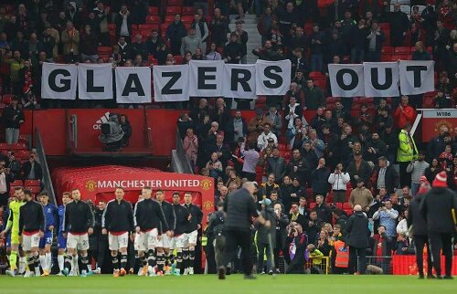 عکس | بنر خبرساز سرخ ها و درخواست جمعی برای اخراج یک نفر!