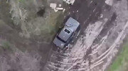 ببینید | شلیک دقیق پهپاد اوکراینی به داخل خودروی روس‌ها از دریچه سقف!
