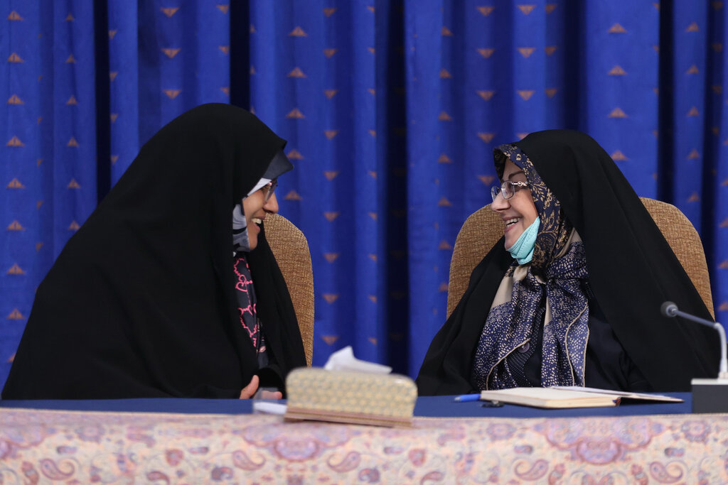 جزئیاتی از حاشیههای یک دیدار | بگو مگوی داغ رسایی و هاشمی | افطاری باجناقم نرفتم | به من زنگ میزنند تا علیه دولت صحبت کنم | پاسخ رئیسی به ابطحی