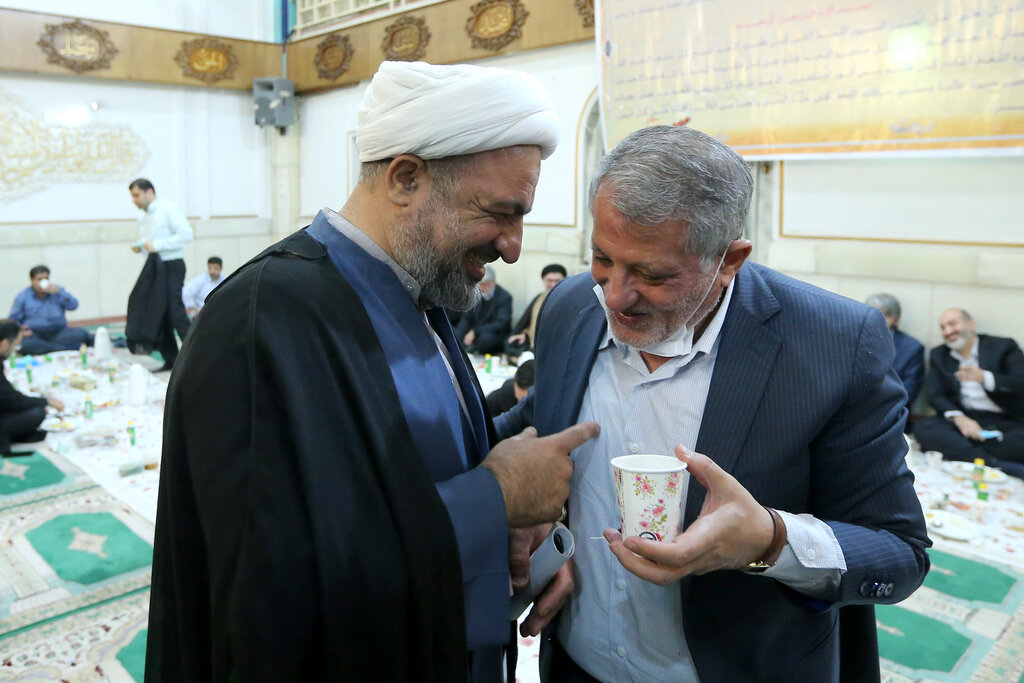 جزئیاتی از حاشیههای یک دیدار | بگو مگوی داغ رسایی و هاشمی | افطاری باجناقم نرفتم | به من زنگ میزنند تا علیه دولت صحبت کنم | پاسخ رئیسی به ابطحی