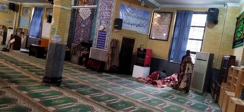 دَرِ مسجد این همیشه به روی مردم باز است | پناه در راهماندگان و بیخانمانها