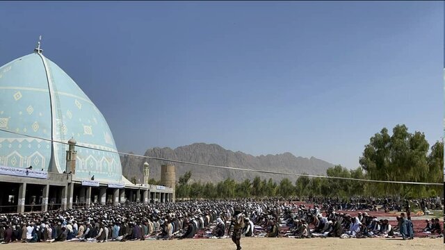 حضور رهبر طالبان در نماز عید فطر | بدون اینکه رو به جمعیت برگردد سخنرانی کرد
