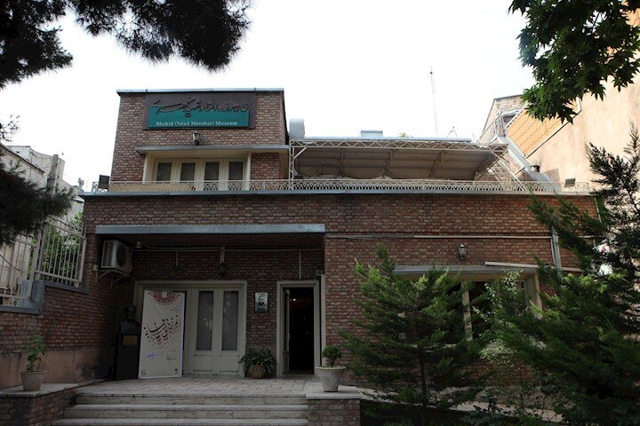 سبک زندگی شهید مطهری به روایت دخترش | روزی ۲۰دقیقه با بچهها بازی میکرد | وسایل شخصی استاد را ببینید؛ ماشین، سجاده، عصا، عکس خانوادگی و... خانه موزه مطهری