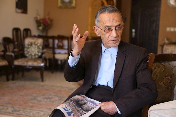 ثبت رکورد گینس برای معلم پایتخت | پیرترین آموزگار تهران کیست؟ | عجیبترین هدیه روز معلم