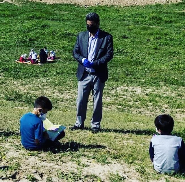 تصاویر | این معلم، یک مدرسه محروم را به مدرسه ای مدرن تبدیل کرد | قصه خواندنی آقا معلم در یکی از محرومترین روستاها