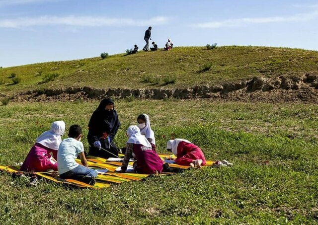 تصاویر | این معلم، یک مدرسه محروم را به مدرسه ای مدرن تبدیل کرد | قصه خواندنی آقا معلم در یکی از محرومترین روستاها
