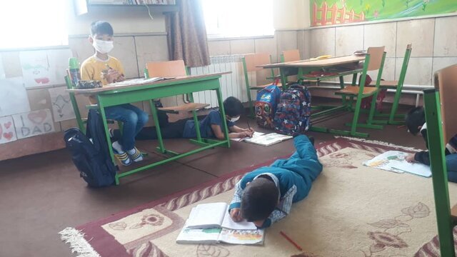 تصاویر | این معلم، یک مدرسه محروم را به مدرسه ای مدرن تبدیل کرد | قصه خواندنی آقا معلم در یکی از محرومترین روستاها