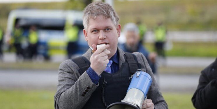 ببینید سیاستمدار سوئدی هتاک به قرآن چگونه پا به فرار گذاشت