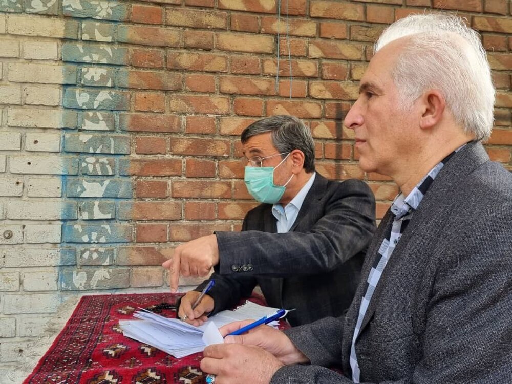 تصاویر تجلیل از احمدینژاد در خیابان! | اهدای لوح به مناسبت روز معلم