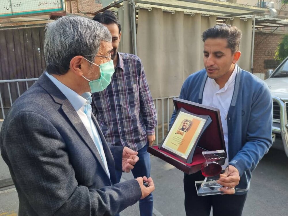 تصاویر تجلیل از احمدینژاد در خیابان! | اهدای لوح به مناسبت روز معلم