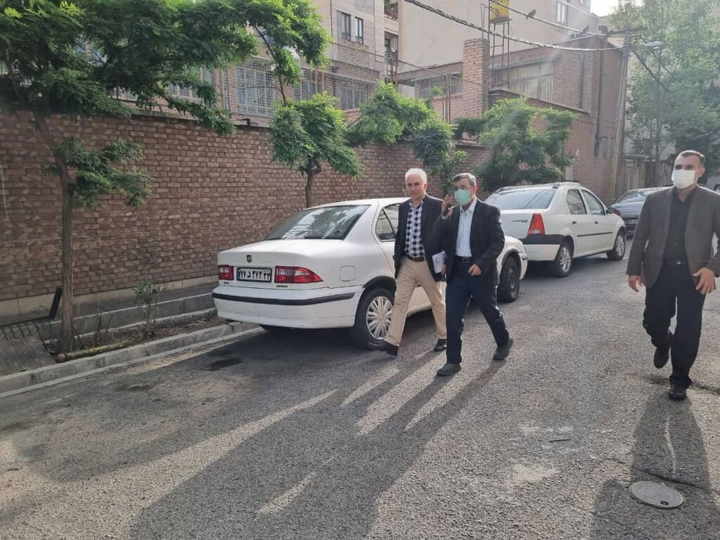 تصاویر تجلیل از احمدینژاد در خیابان! | اهدای لوح به مناسبت روز معلم