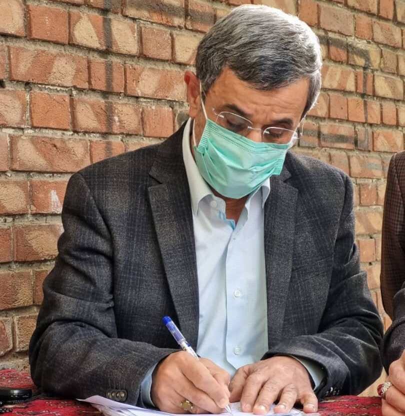 تصاویر تجلیل از احمدینژاد در خیابان! | اهدای لوح به مناسبت روز معلم